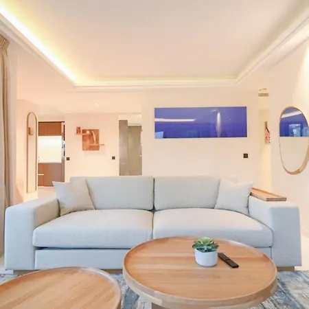 Gray Renovated Luxurious Located In شقة كان