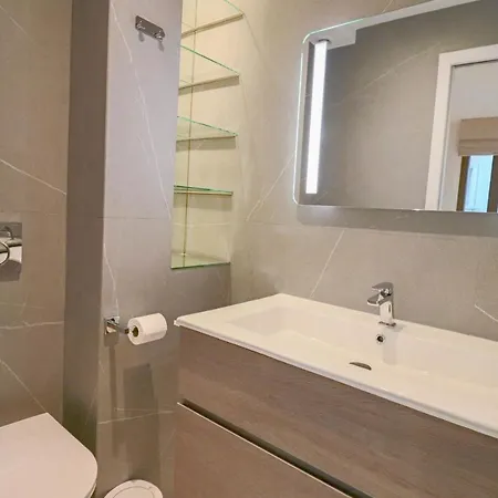 Gray Renovated Luxurious Located In شقة كان