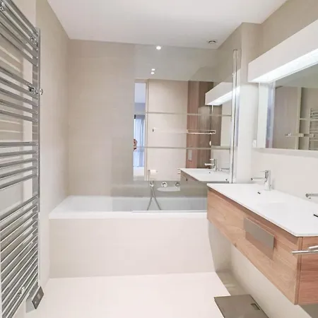 Gray Renovated Luxurious Located In شقة *