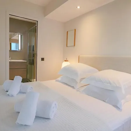 Gray Renovated Luxurious Located In شقة
